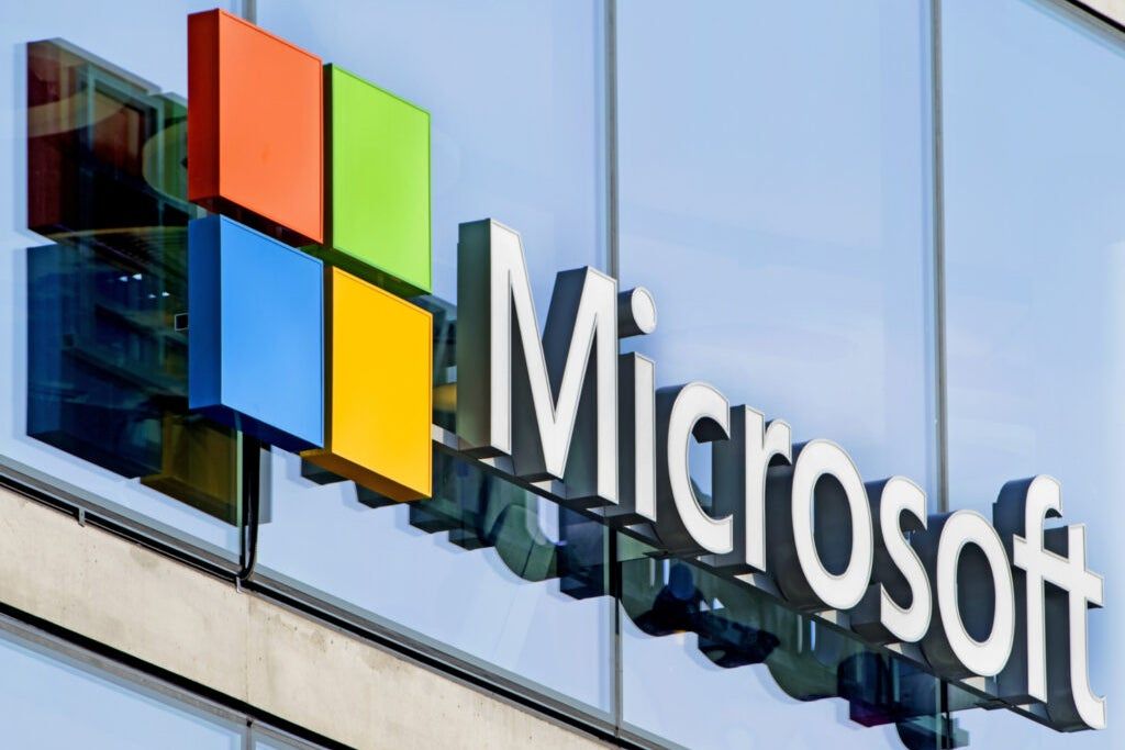 Tech Giants Make Waves: Apple's Vision Pro Struggles,