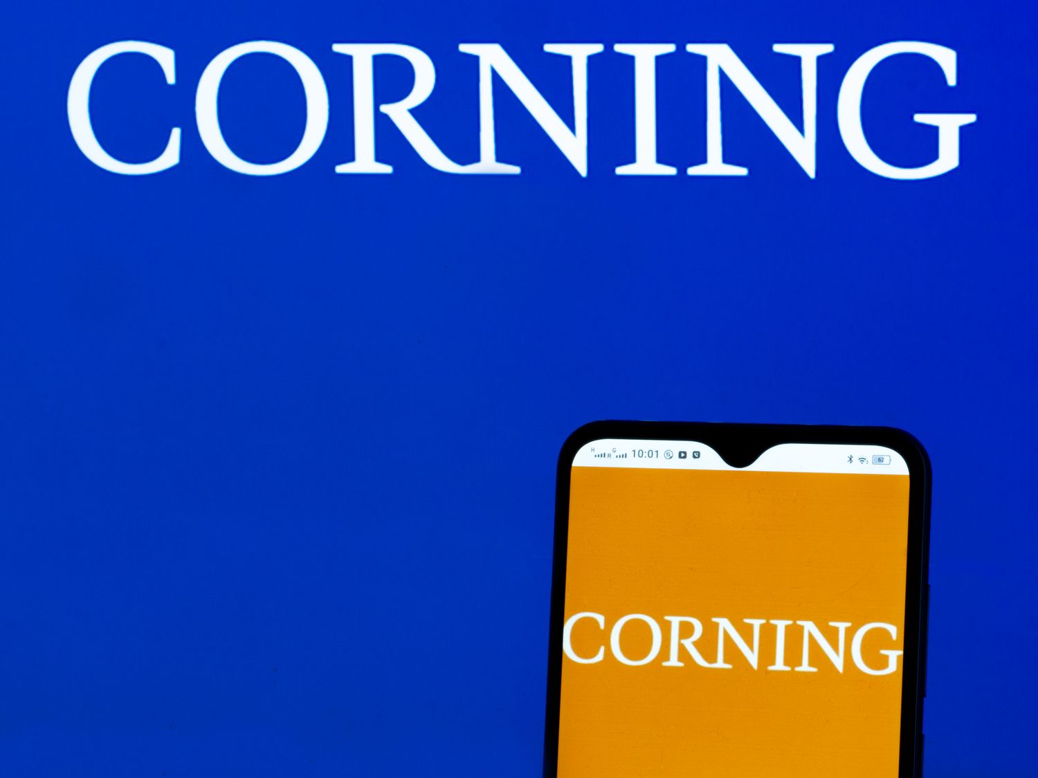 Corning Stock Plummets on Weak Q3 Outlook and Underwhelming 