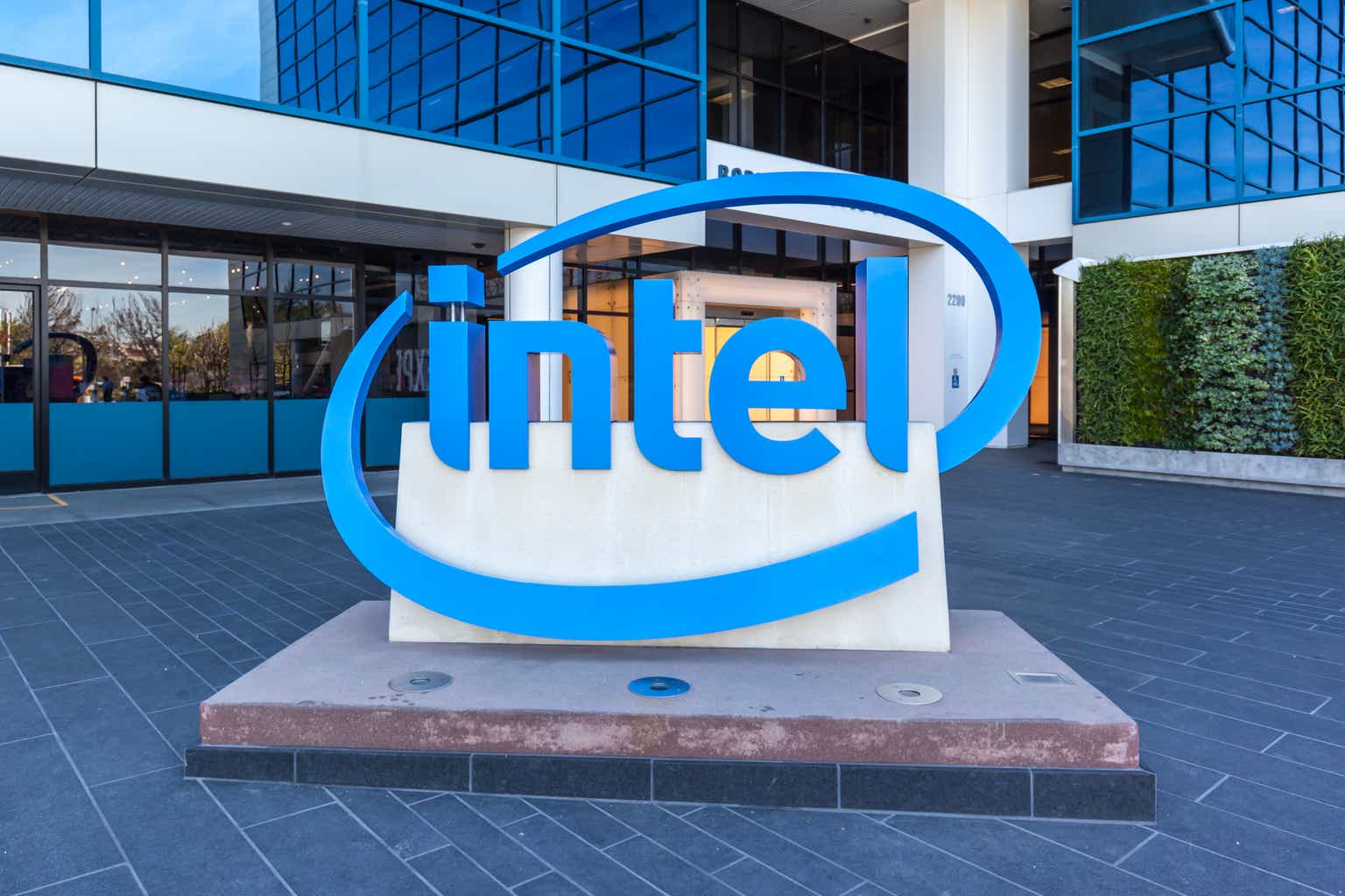 Intel and AMD: Contrasting Fortunes in the Semiconductor