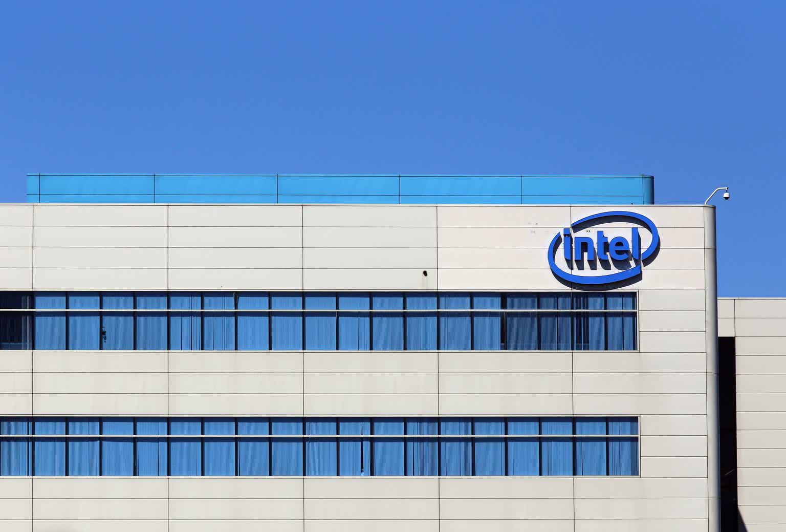 Intel's Challenging Path: Turnaround Efforts Amid Market