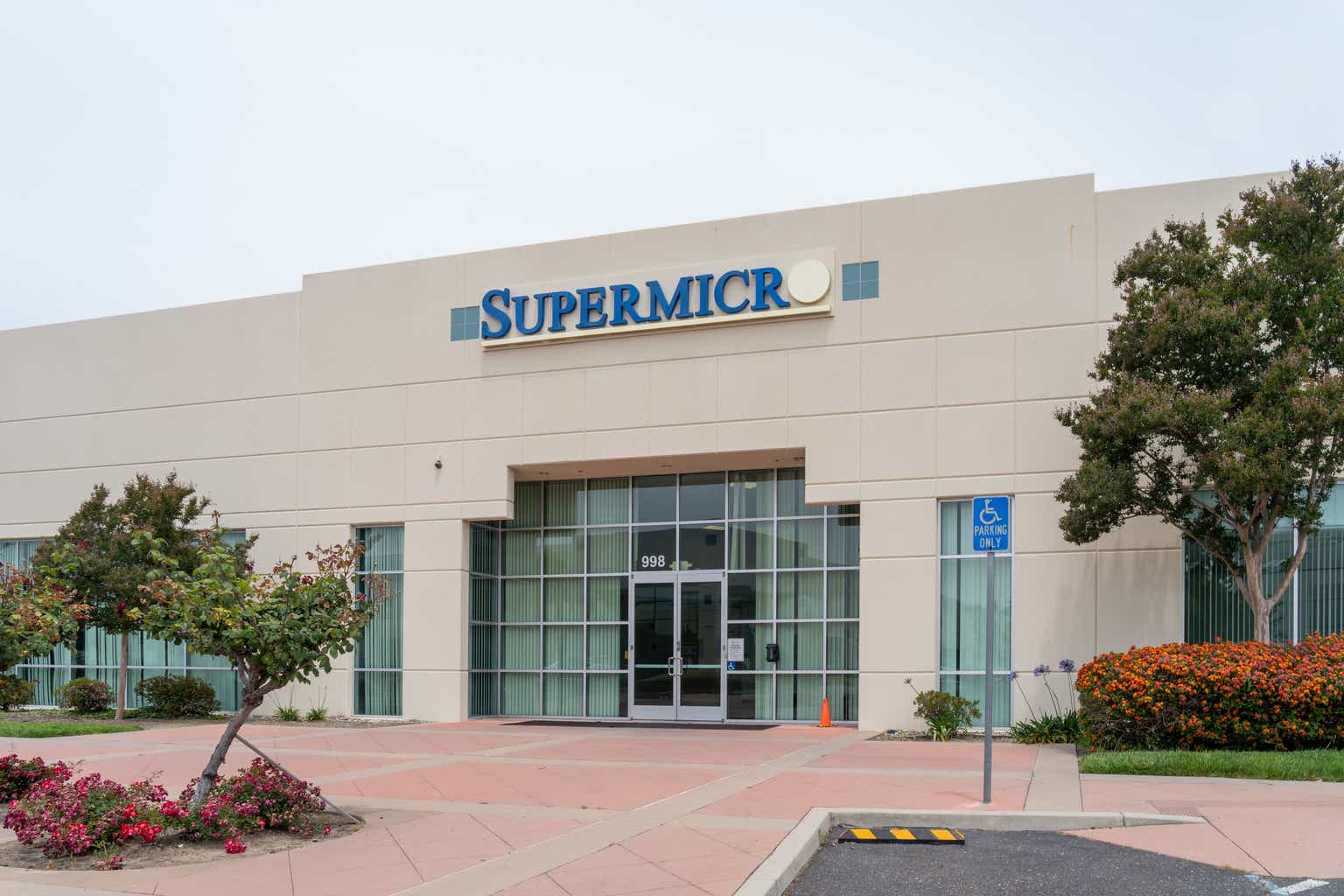 Semiconductor Industry Faces Mixed Fortunes: Intel