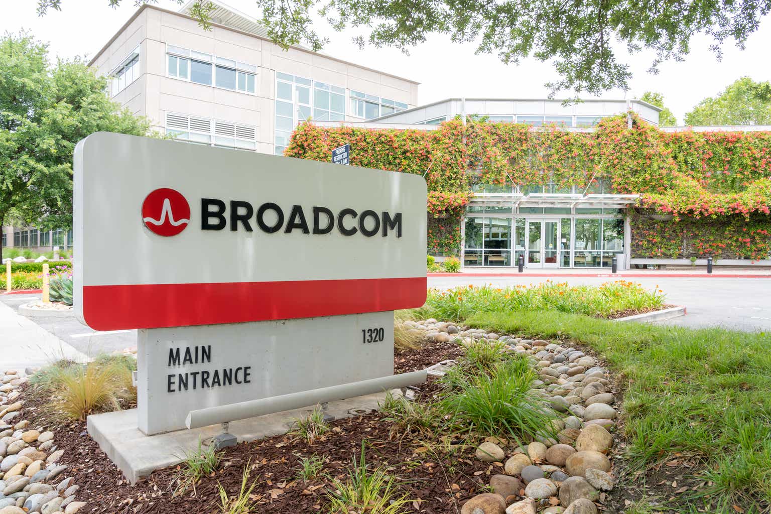 Broadcom's Q3 Earnings: AI Momentum and Market Expectations