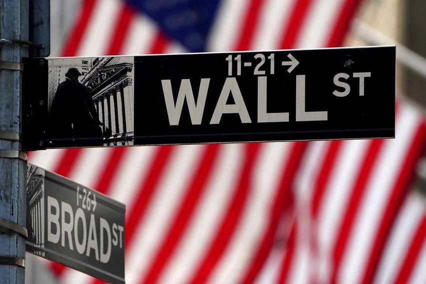 U.S. Stock Futures Dip Amid Economic Growth Concerns and