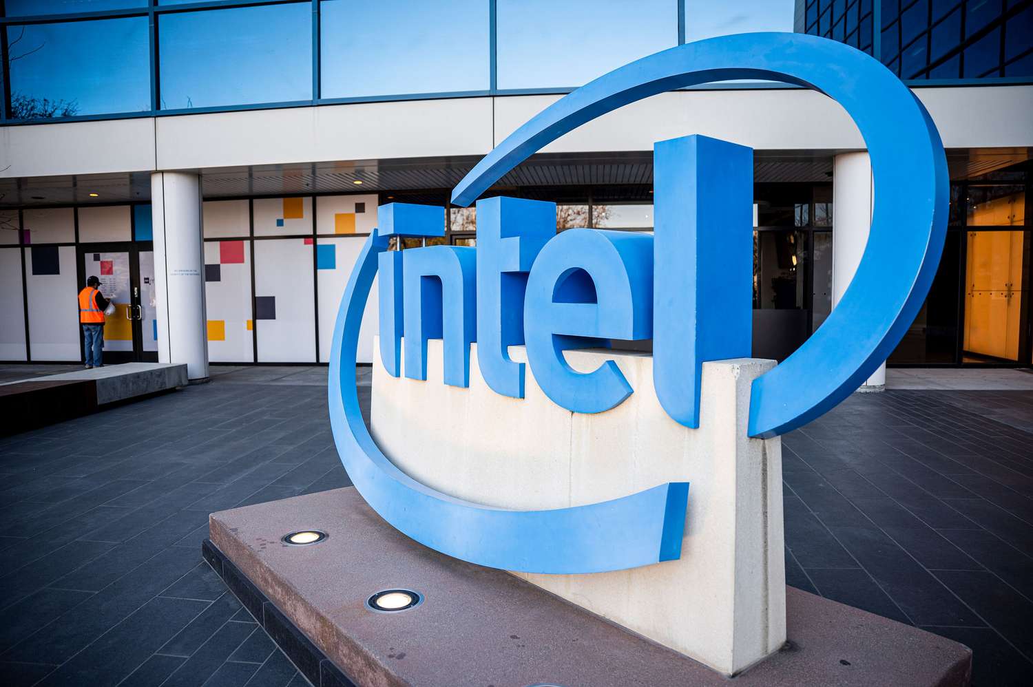 Intel Stock Fluctuates Amid Challenges and Opportunities