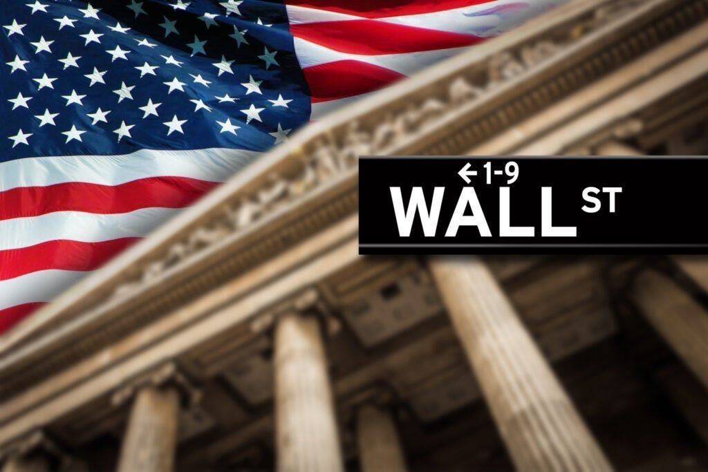 S&P 500 Dips Below 5,500 as Job Market Cools, Tech Stocks