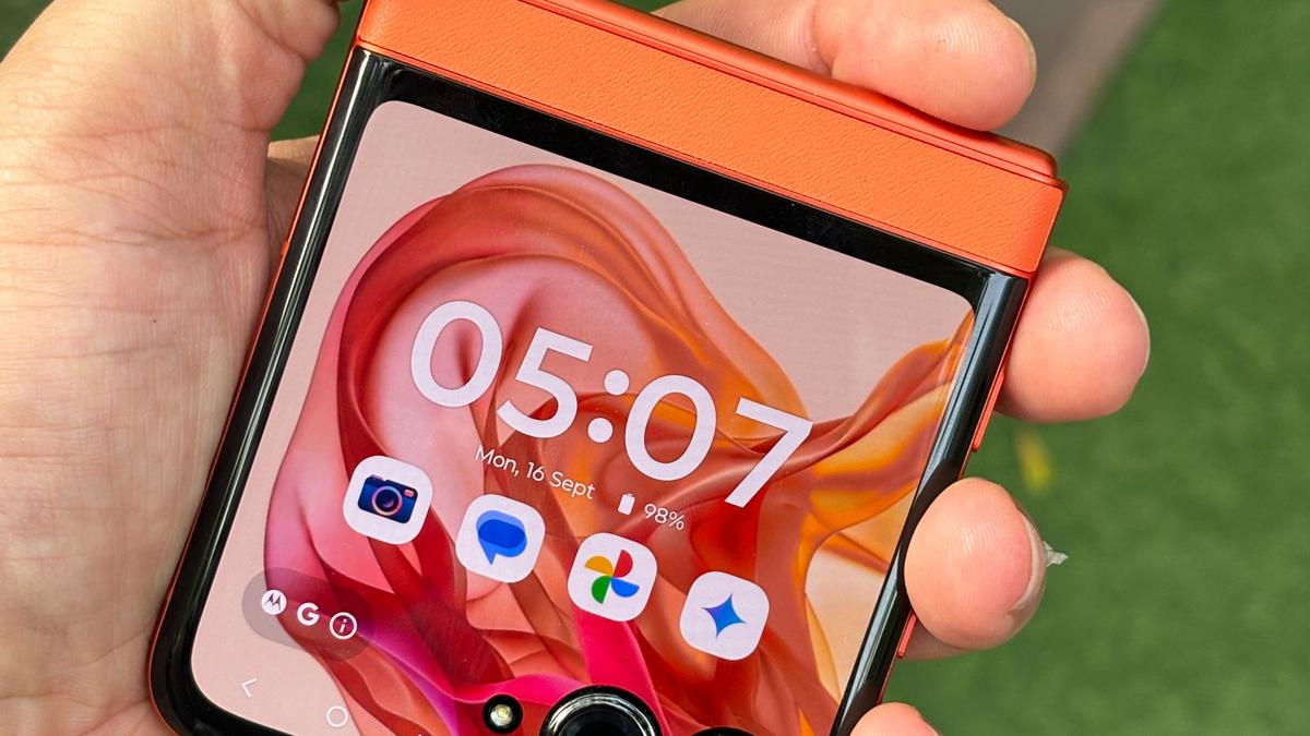 Motorola Razr 50: A Stylish Foldable Smartphone Challenging 