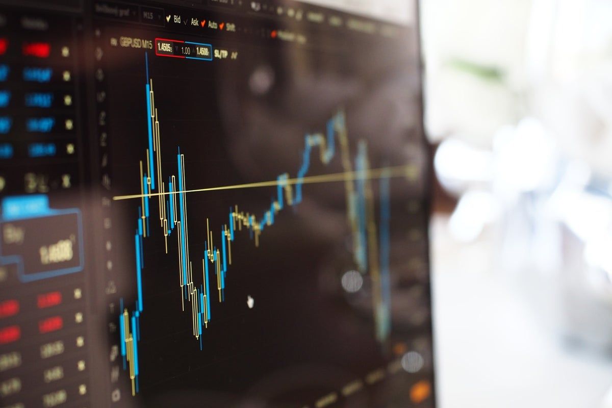 Upstart Holdings: Analyst Evaluations and Options Trading