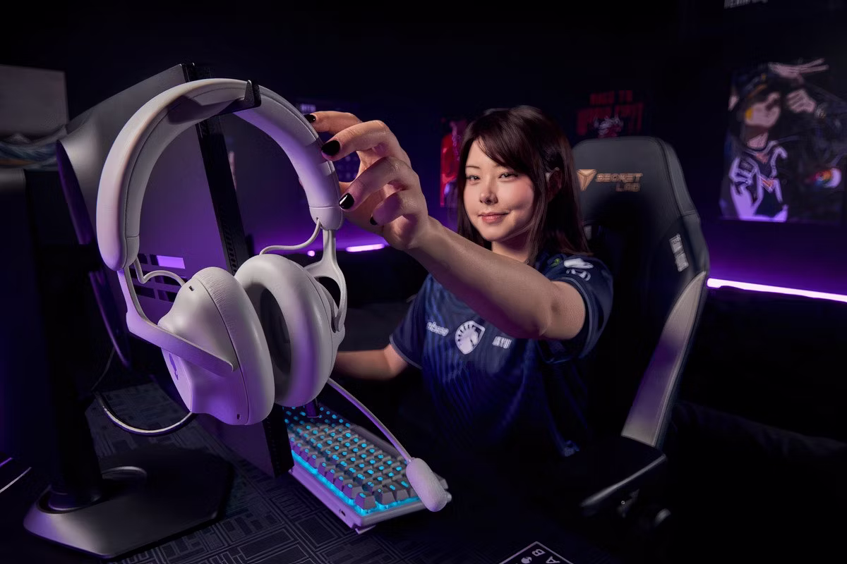 Alienware Unveils Pro Wireless Gaming Headset with Advanced 