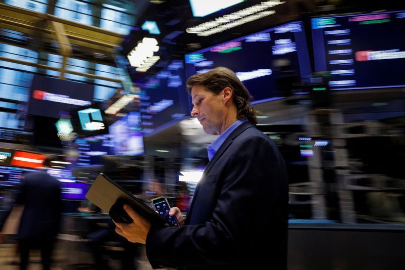 U.S. Stock Futures Dip Ahead of Crucial Inflation Report
