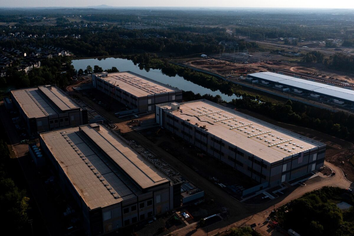 Amazon Web Services Accelerates Global Data Center