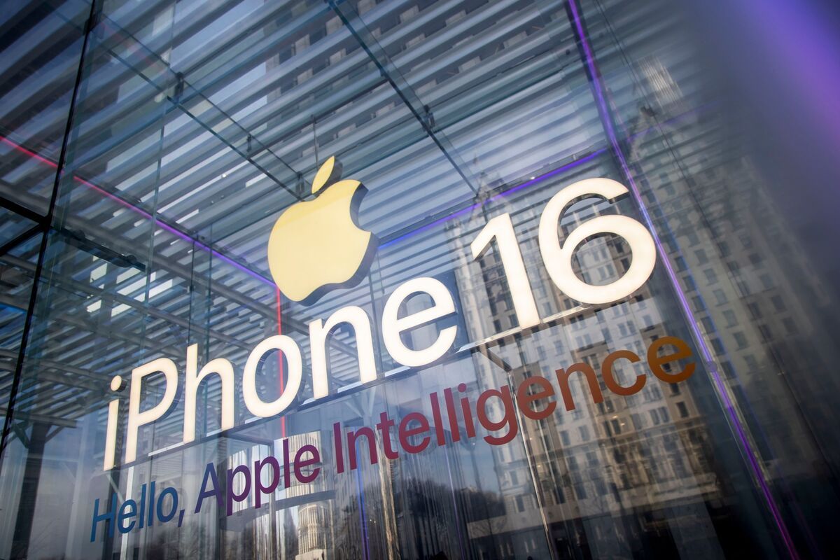 Apple's Siri Setback: Delays in AI Features Spark Internal Criticism and Market Concerns