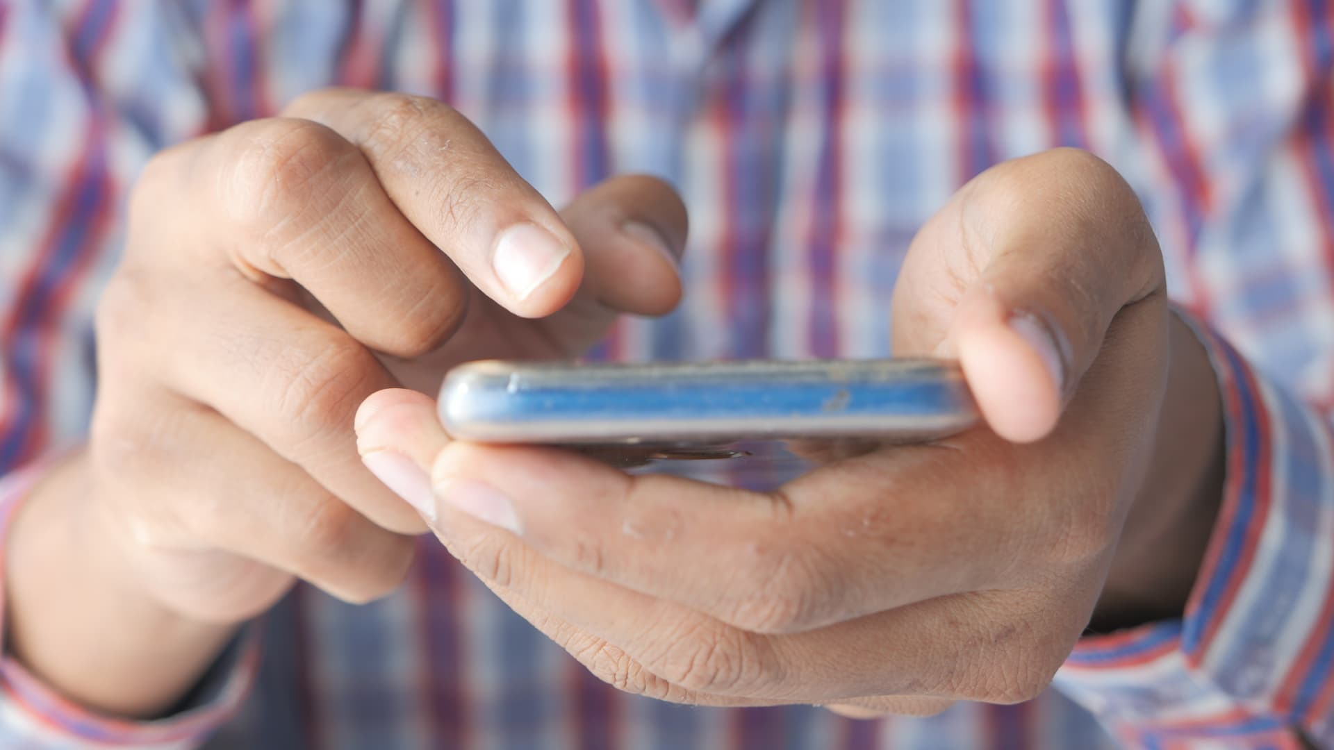 AI-Powered 'Wrong Number' Text Scams: A Growing Threat to