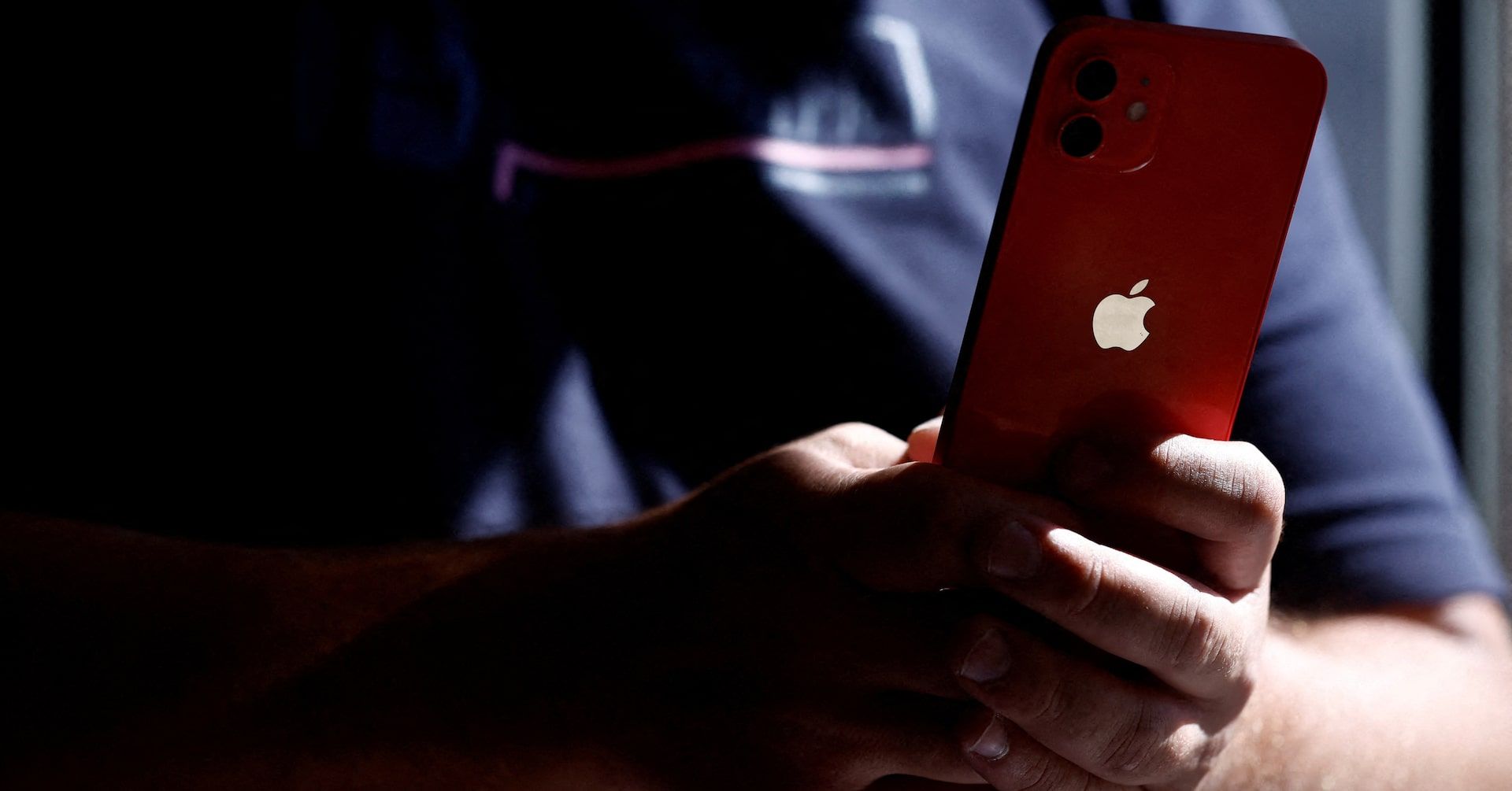 Apple Faces Investor Scrutiny Over Tariffs and AI Strategy