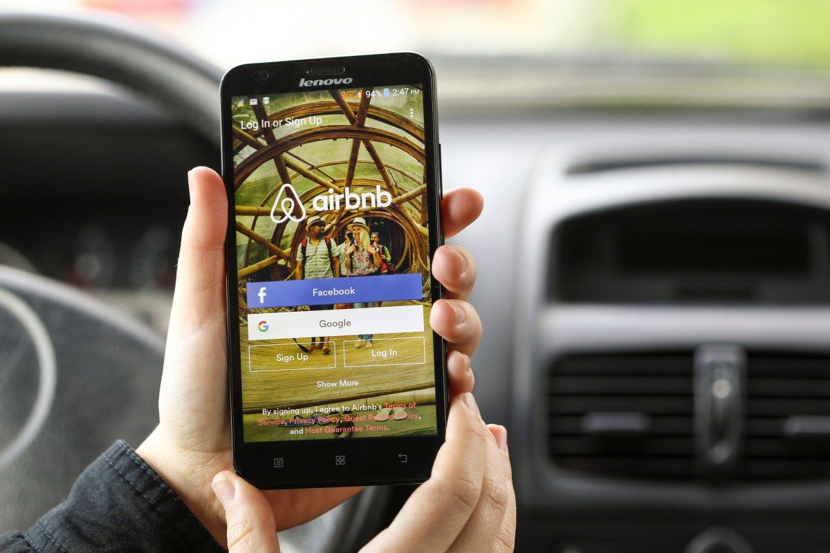 Airbnb Rolls Out AI Customer Service Bot in the US,