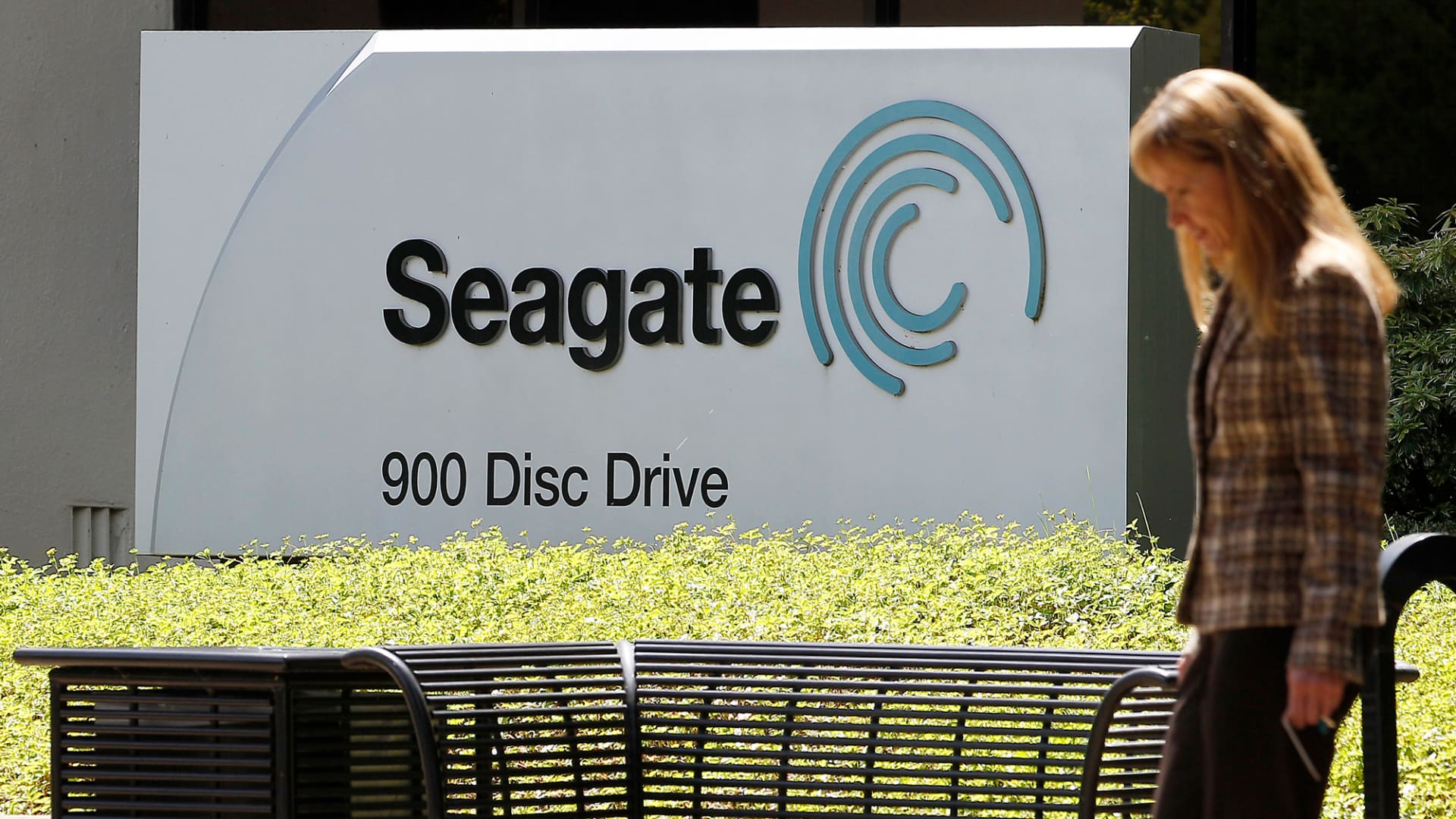 Seagate Aims for 100TB Hard Drives by 2030, Driven by AI
