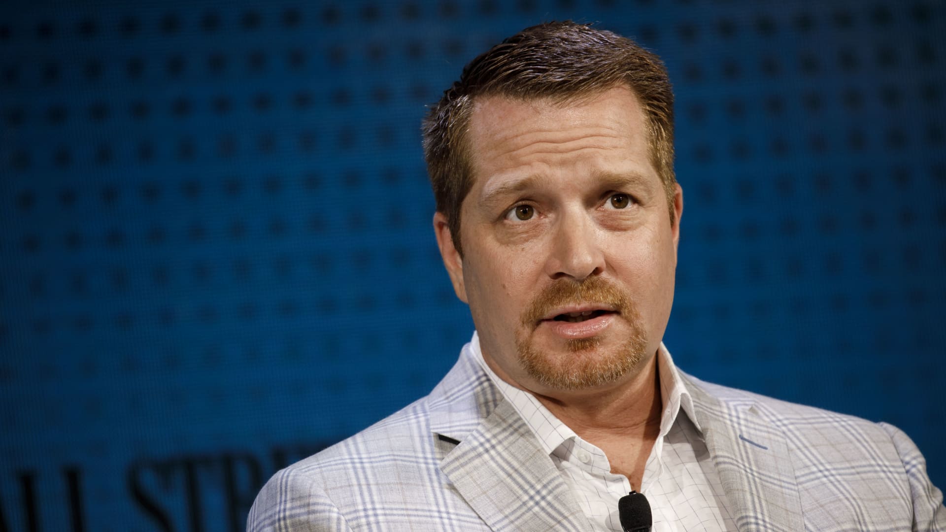 CrowdStrike Cuts 500 Jobs, Cites AI Efficiency as Key Factor