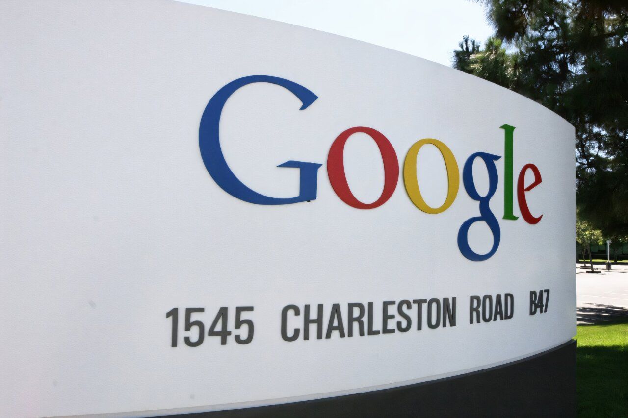 Google's Search Dominance Challenged as Apple Explores AI