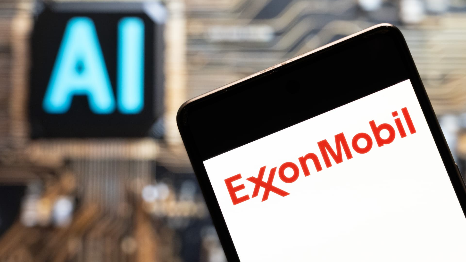 Big Oil Giants Exxon and Chevron Enter AI Data Center Power 