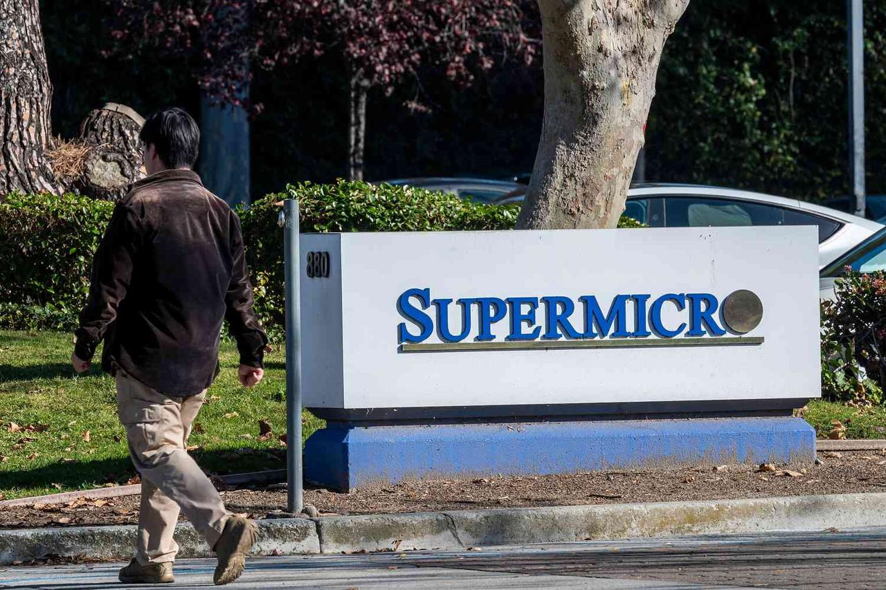 Supermicro's AI-Driven Growth: Stock Volatility, Liquid