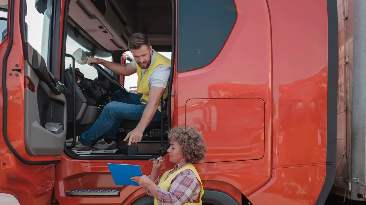 AI Experts and Public Diverge on Job Market Impact: