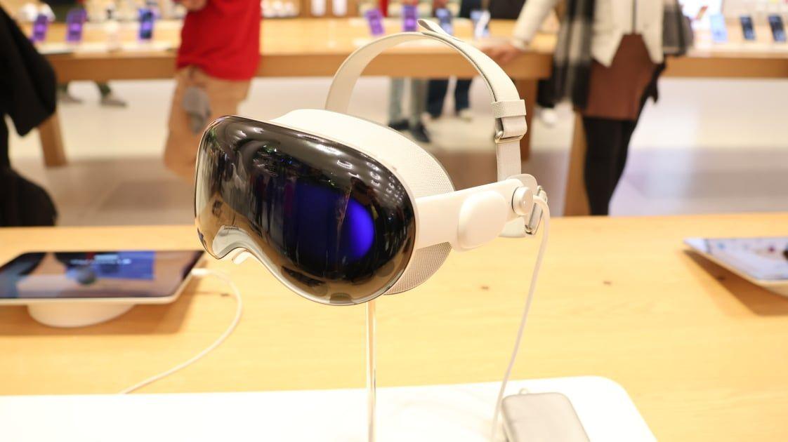 Apple's AI-Powered Smart Glasses: A Race Against Meta in