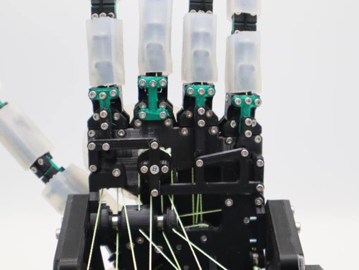 Robotic Hand Mimics Human-Like Grasp with Innovative
