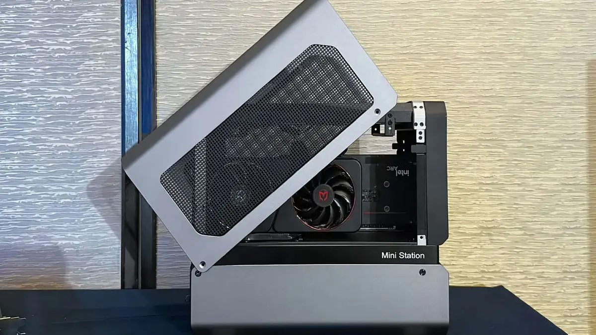 MaxSun Unveils Compact AI Powerhouse: Mini Station with