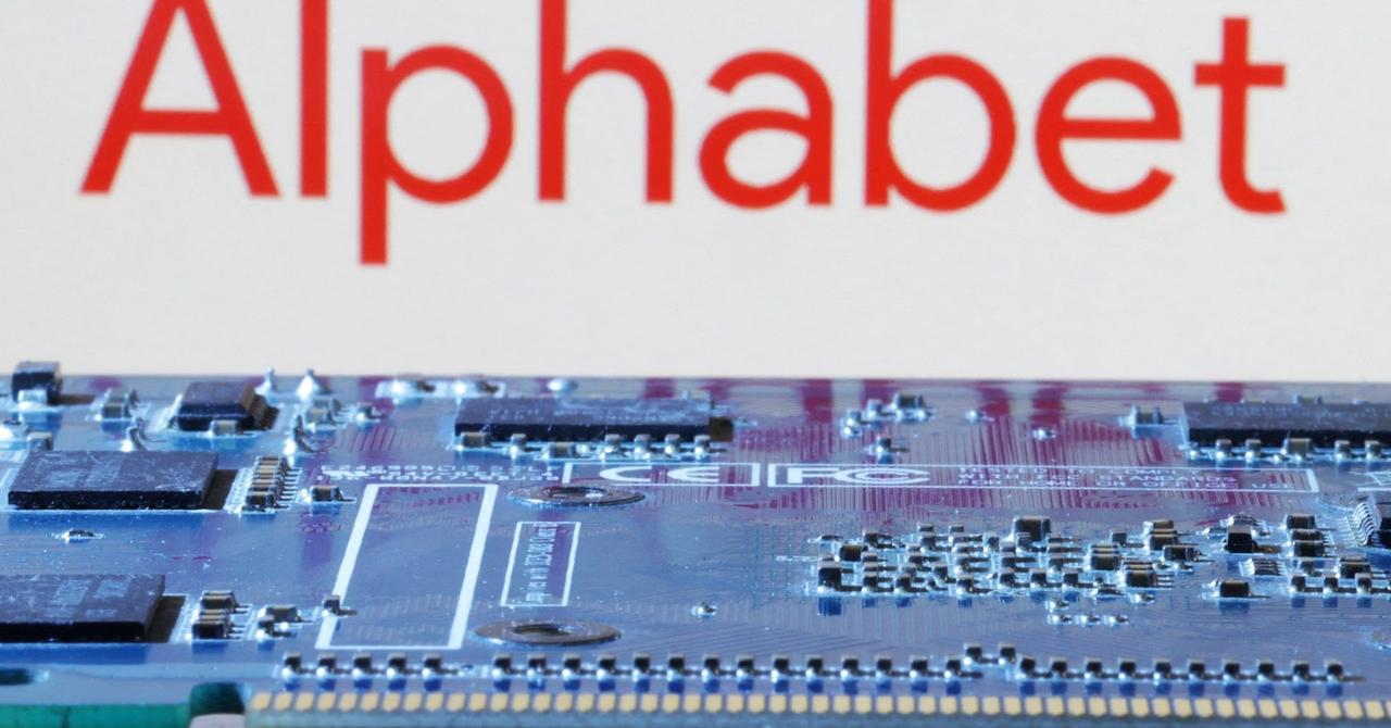 Alphabet Boosts AI Investments as Cloud Revenue Surges,