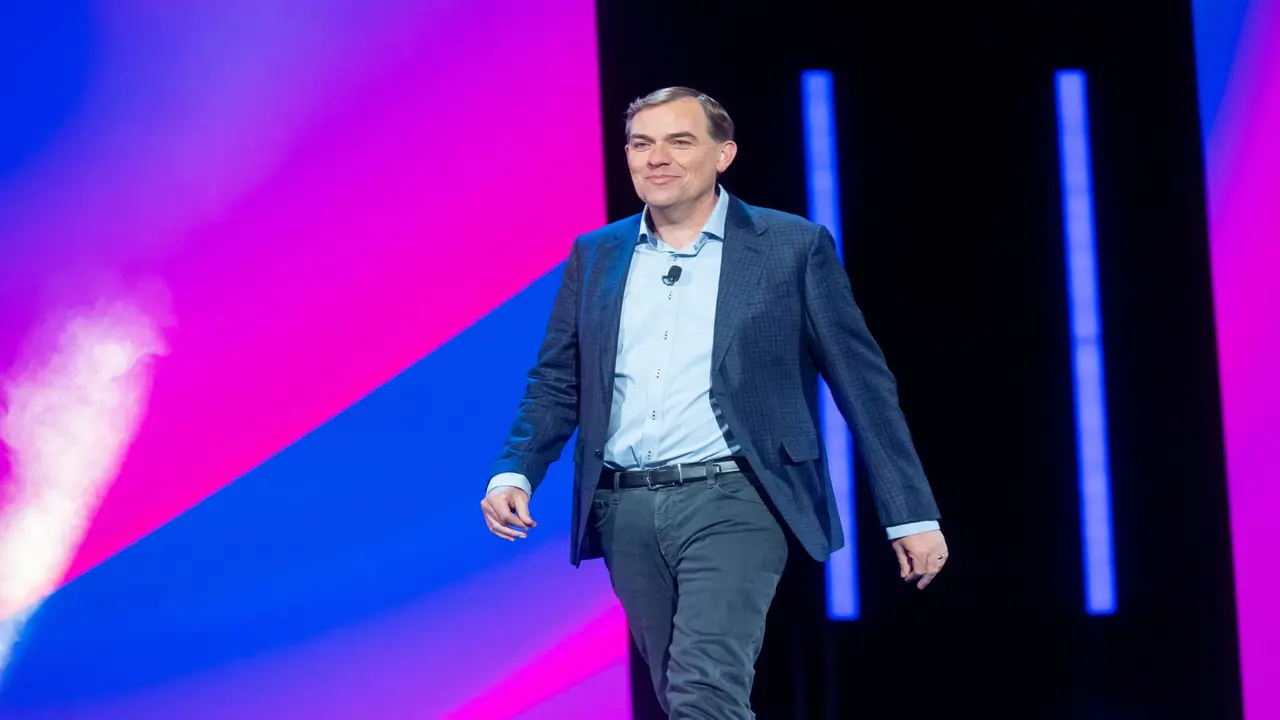 AWS Leads Cloud Market with 18% Growth, Faces Stiff