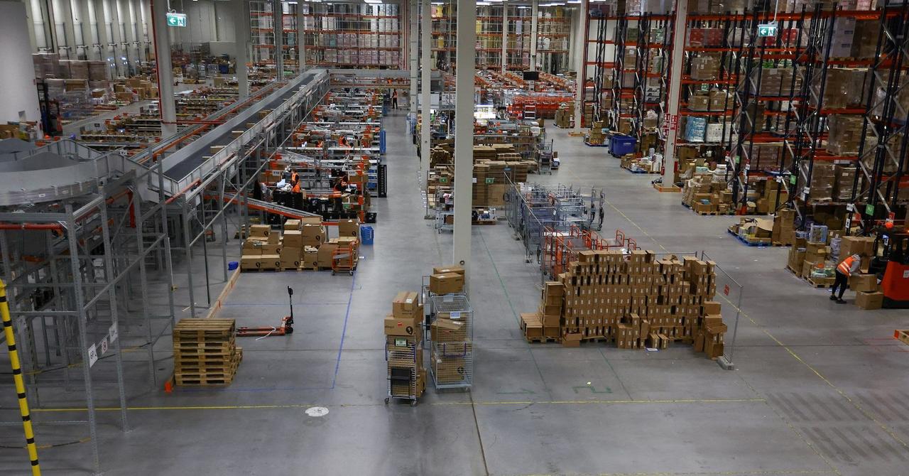 AI Revolutionizes Supply Chain Management Amid Global Trade