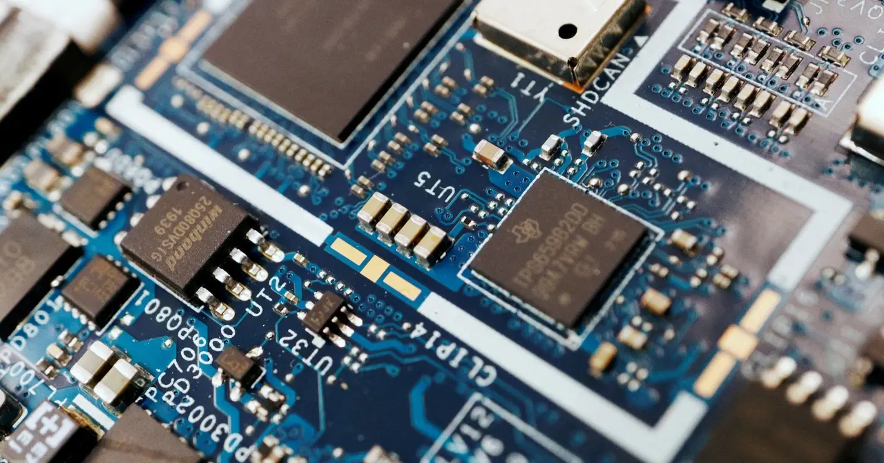 Abu Dhabi's G42 Seeks to Diversify Chip Suppliers for