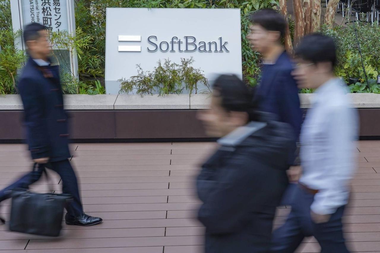 SoftBank Seeks $2 Billion in Overseas Bonds to Fuel AI
