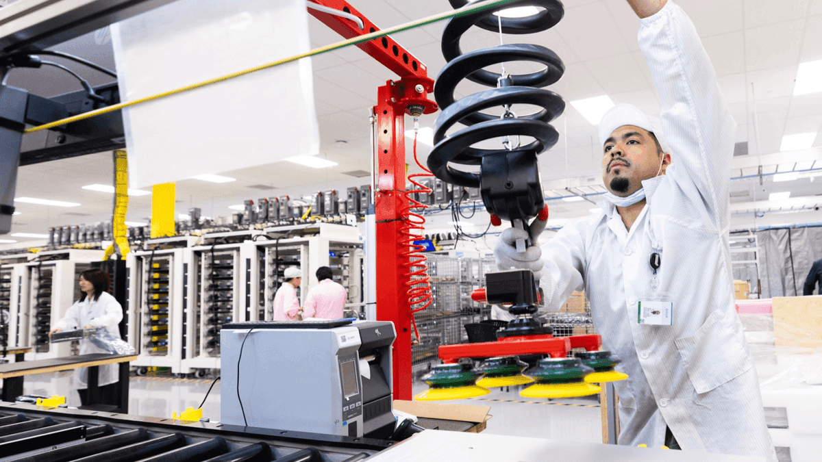 Apple Accelerates US AI Ambitions with Early Shipment of