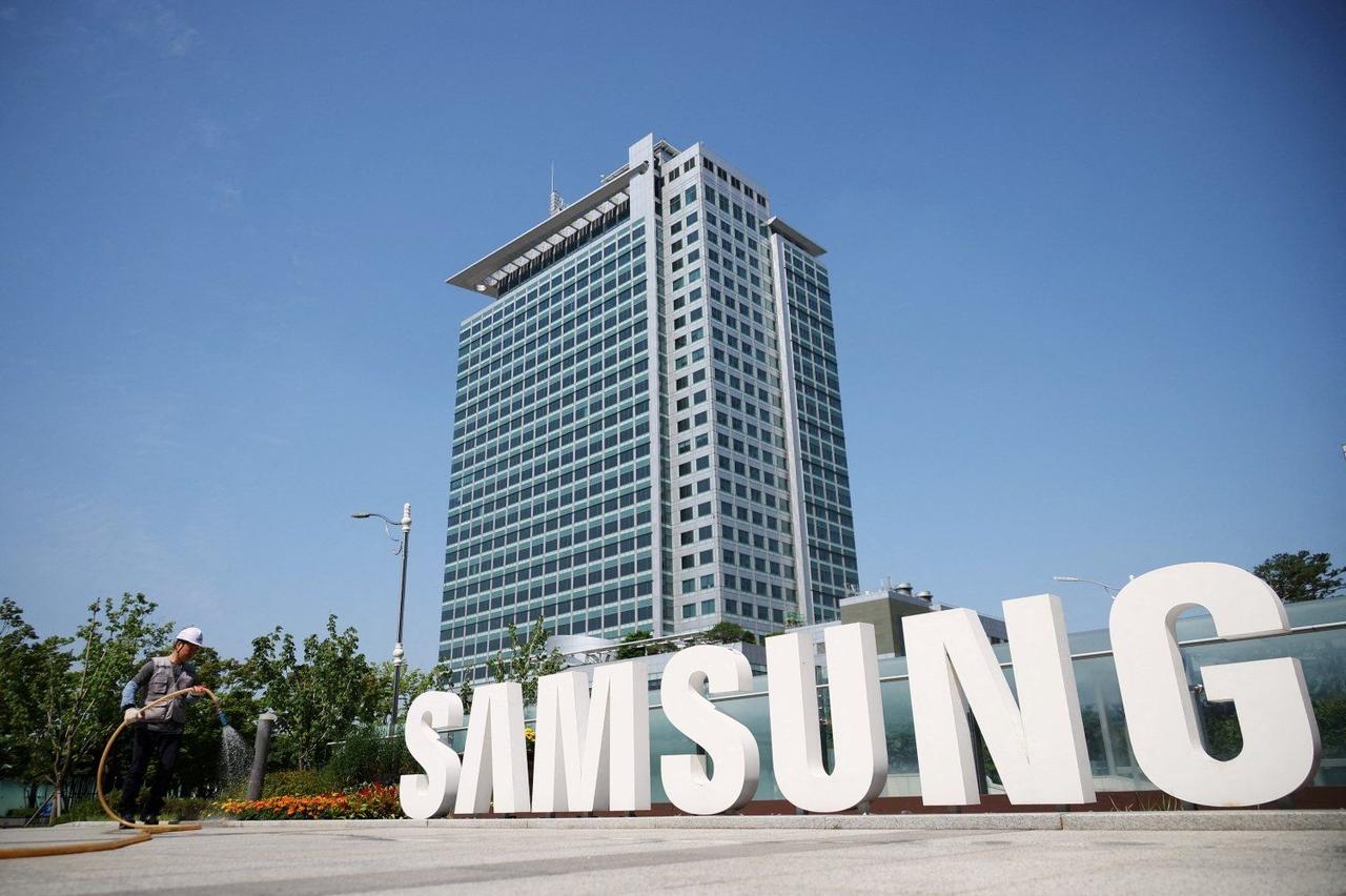 Samsung Plans Mass Production of Next-Gen HBM4 Memory and