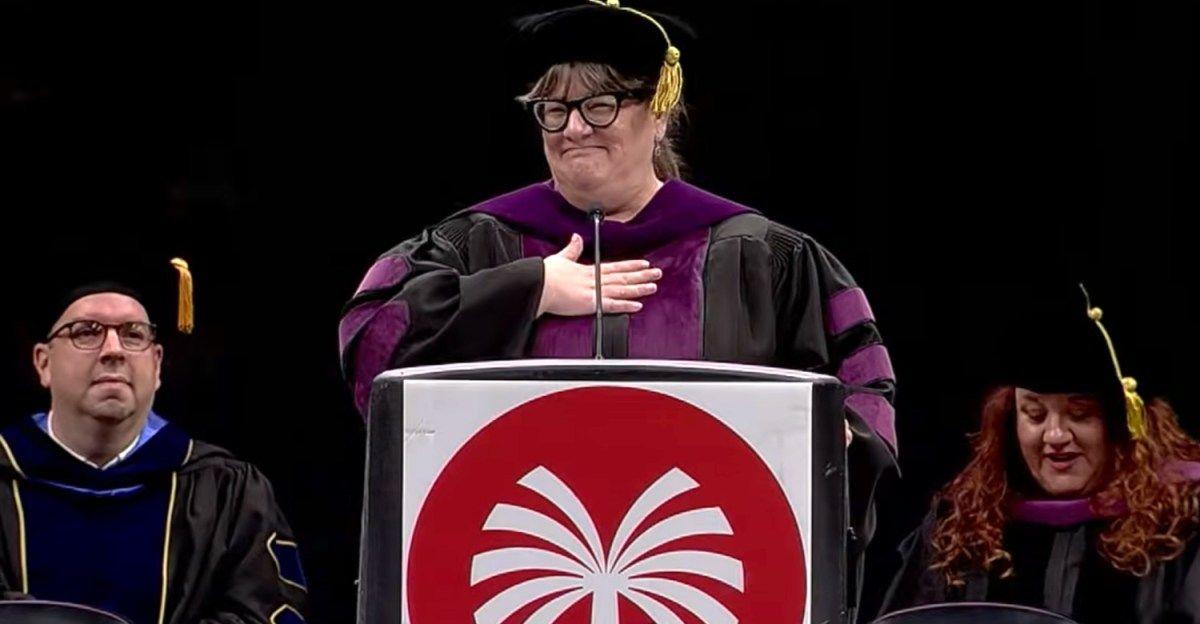 AI announcer fails spectacularly at graduation ceremony,