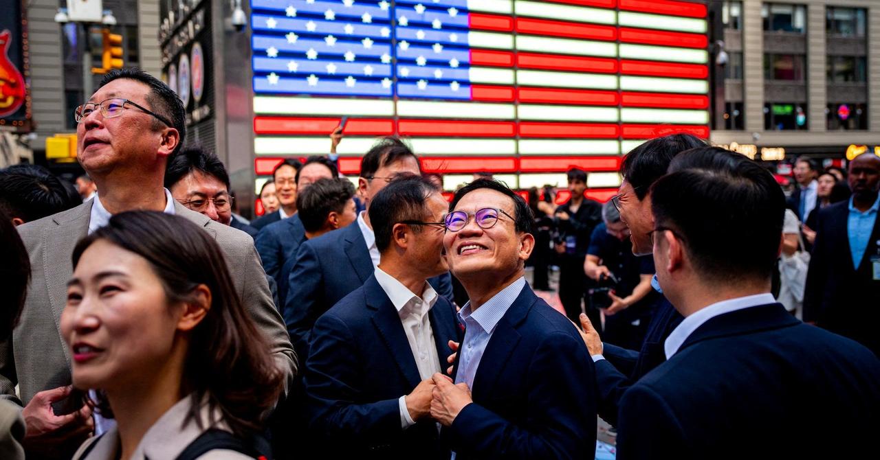 SK Hynix shares plunge 15% after $26.5 billion Nasdaq debut