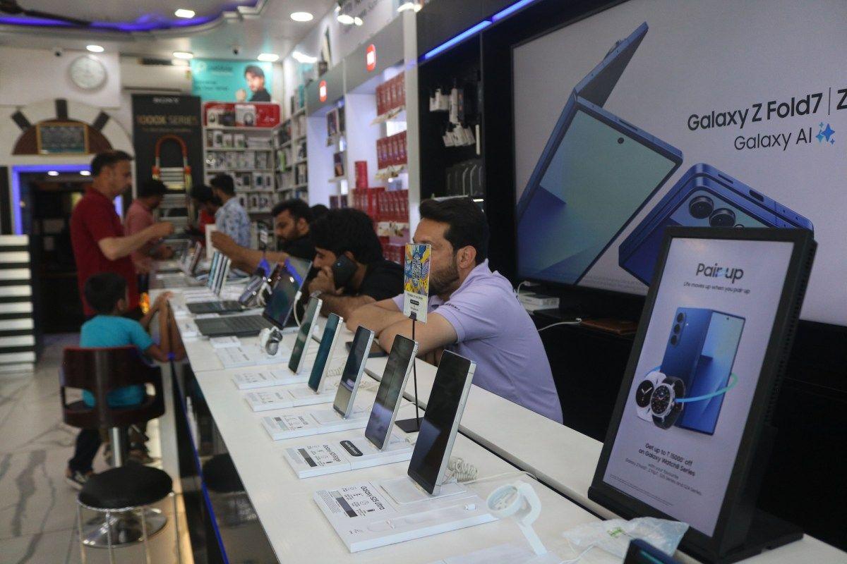 Memory shortage drives smartphone market to worst slump in