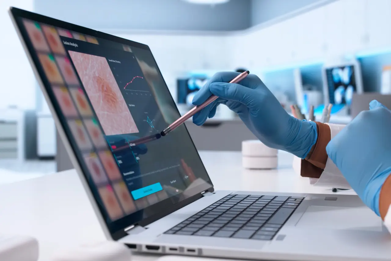 Explainable AI in Medical Diagnostics: Non-Experts Trust AI Blindly While Clinicians Spot Errors