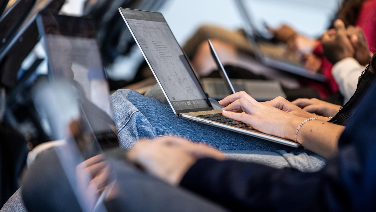 AI agents complete entire online courses as universities