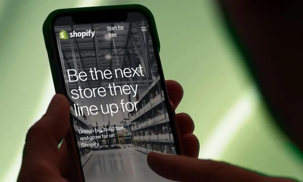 Retailers Tap AI Shopping Traffic but Battle to Control