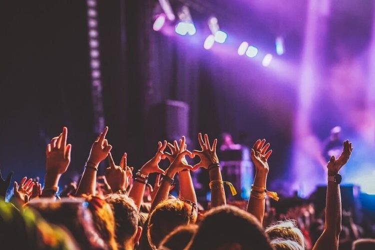 AI Startup Cluely's Viral Party Shutdown: When 'Cheat at Everything ...