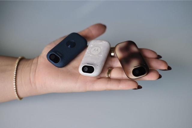 Motorola Unveils Razr Fold & Qira AI at CES 2026